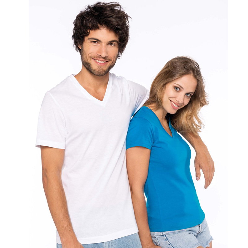 Un couple souriant portant des t-shirts 