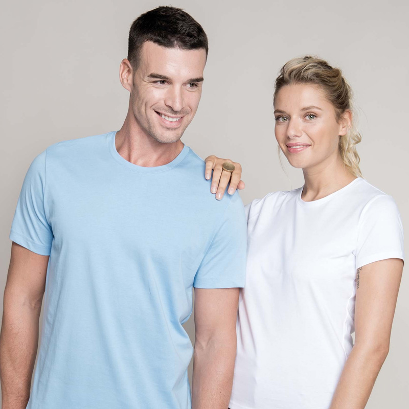 Couple mixte souriant en t-shirts 180 grammes personnalisés
