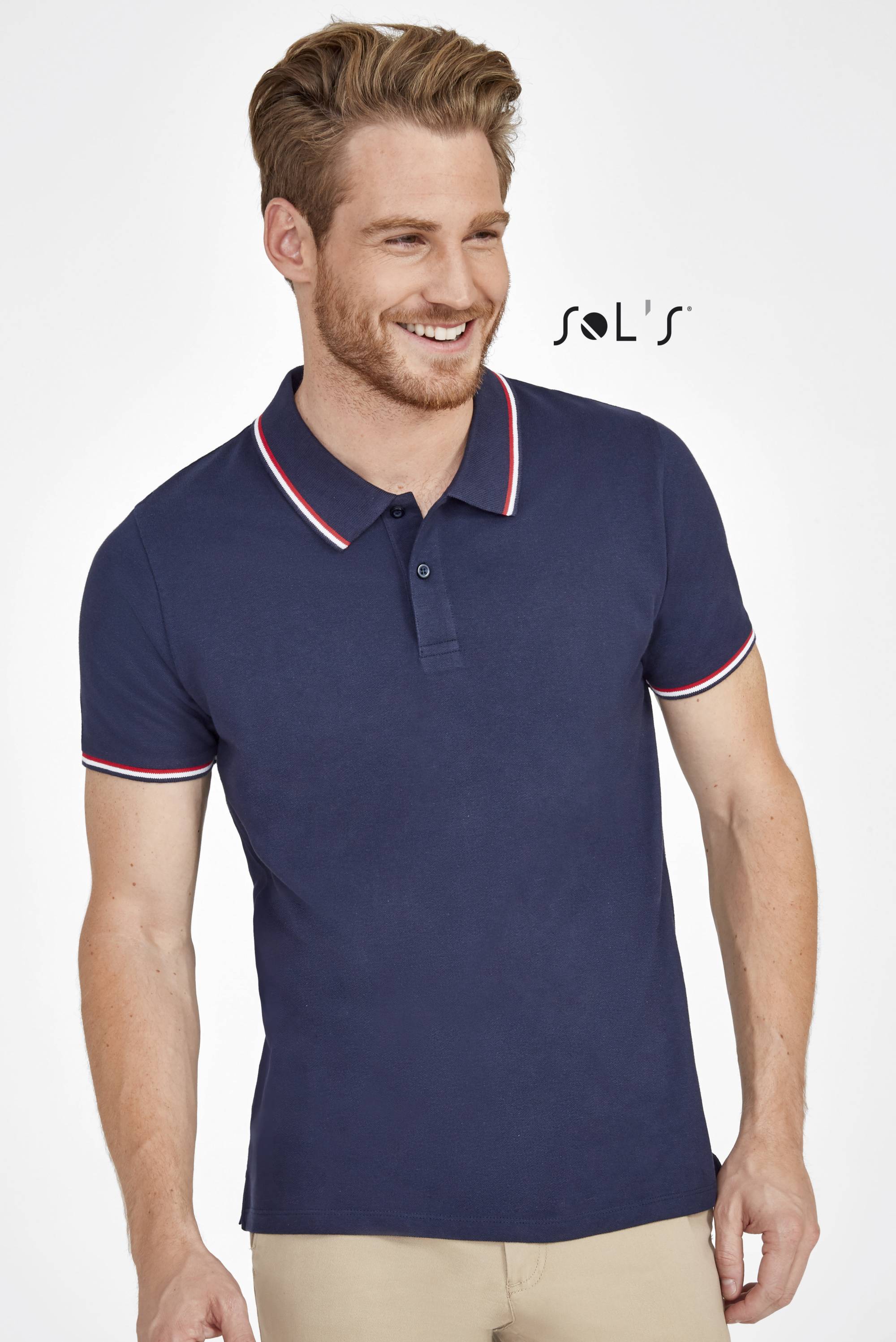 Homme debout  portant un polo personnalisé bleu nuit