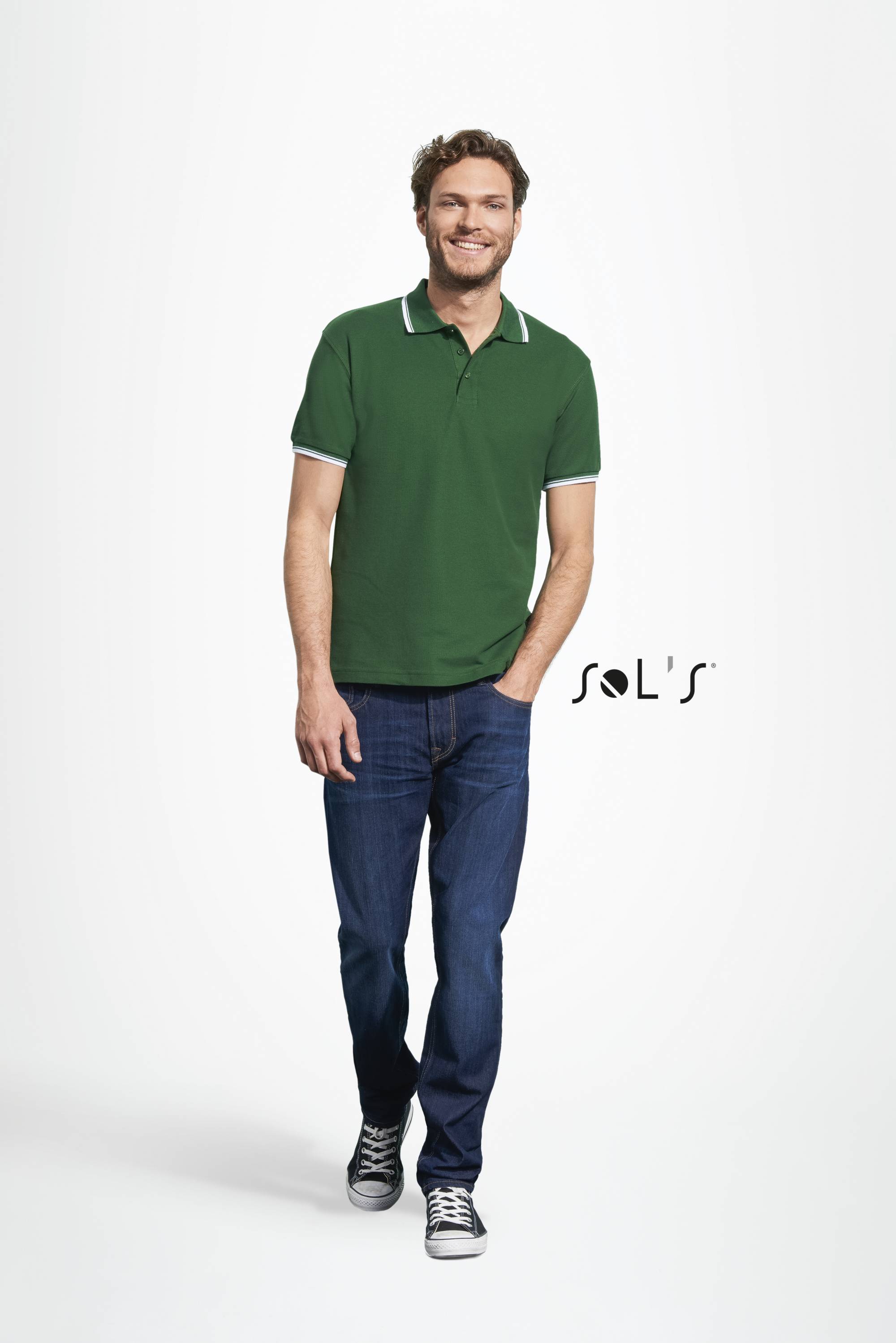 Jeune homme debout en jean et polo de qualité vert personnalisé