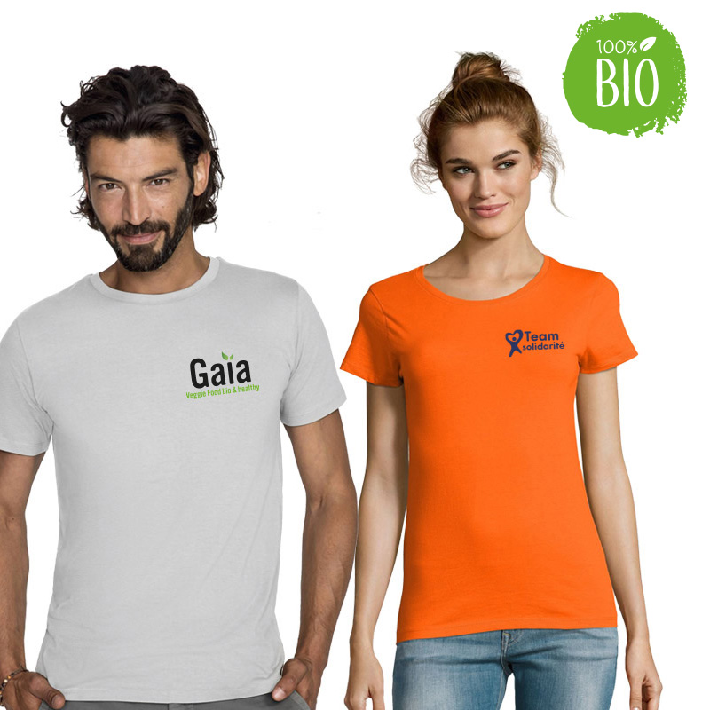 Un couple habillé avec un t-shirt bio personnalisé en quadri