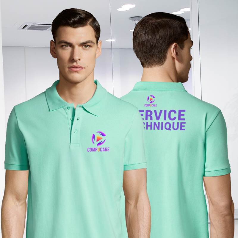 Homme dynamique habillé avec un polo vert pastel. Le logo de son entreprise est imprimé au niveau du coeur et du dos