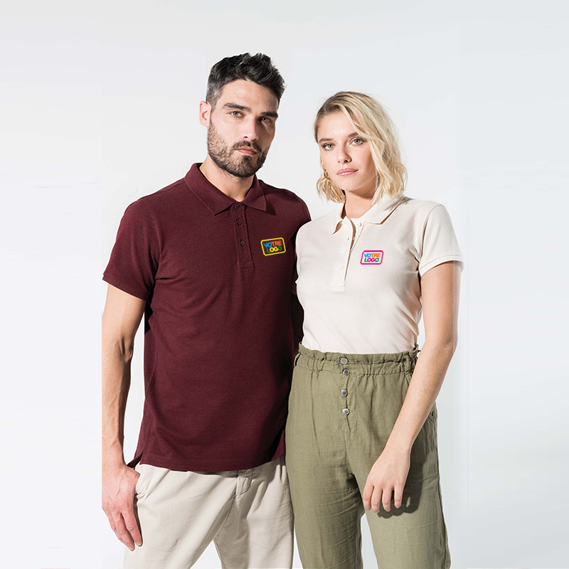 couple décontracté habillé avec un polo 100 % bio personnalisé en couleurs au niveau du coeur