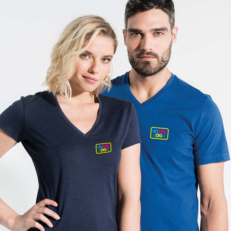 couple souriant avc un t-shirt col v personnalisé en couleurs au niveau du coeur