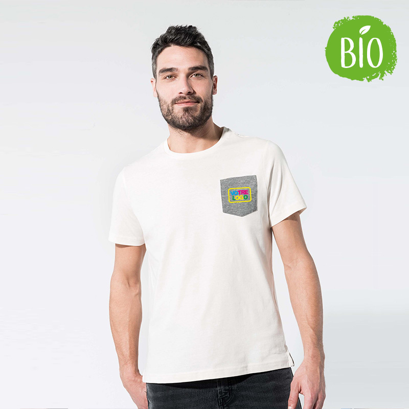 homme debout avec  un t-shirt bio avec poche au coeur personnalisé