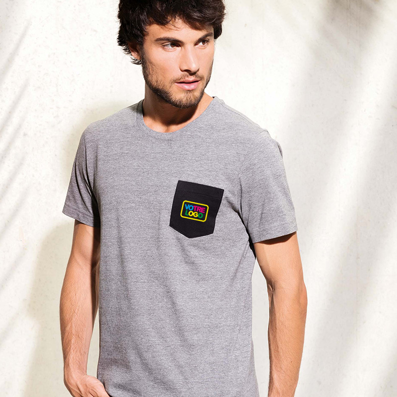 homme debout avec  un t-shirt bio avec poche au coeur personnalisé