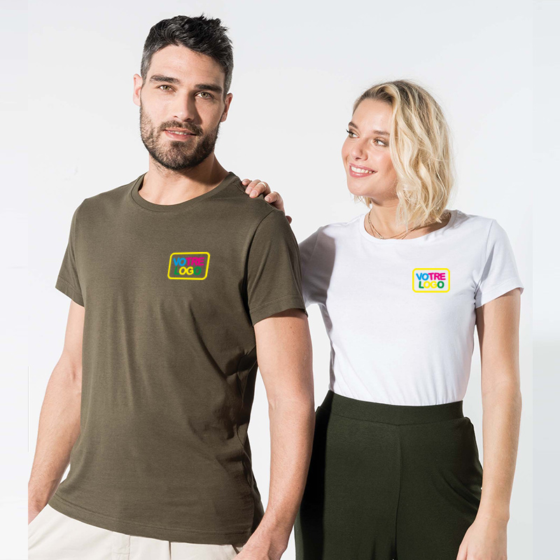 un homme et une femme portant un t-shirt personnalisé au niveau du coeur en couleurs
