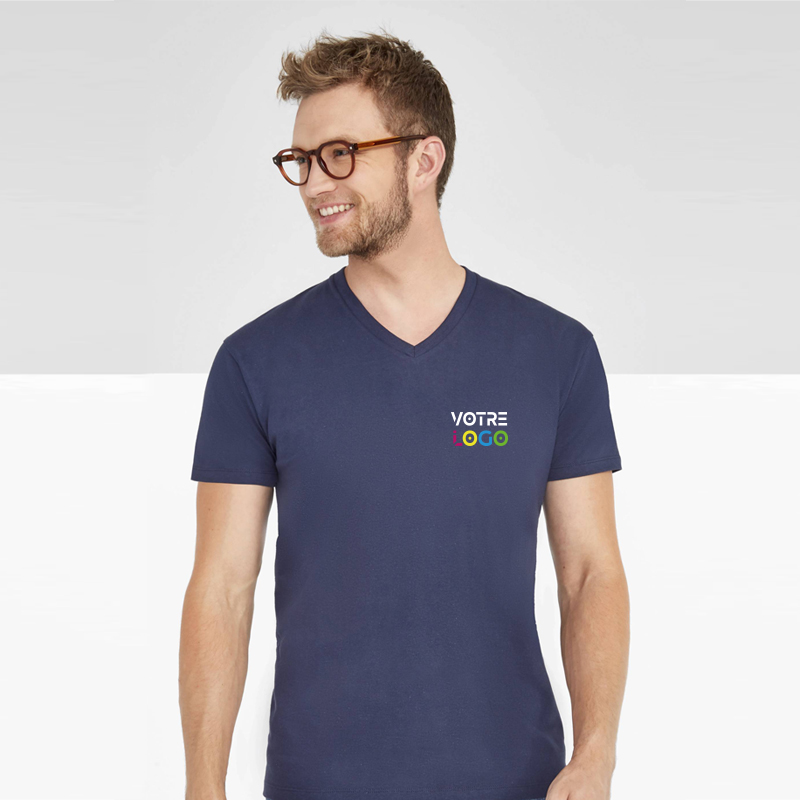 jeune homme portant un t-shirt col V personnalisé au coeur