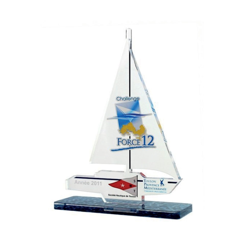 Trophée d'entreprise en plexiglass en forme de voilier pour challenge personnalisé individuellement