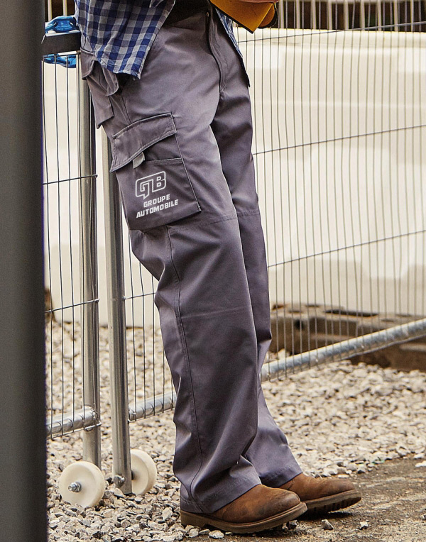 Gros plan sur un pantalon de travail personnalisé au niveau de la poche en broderie